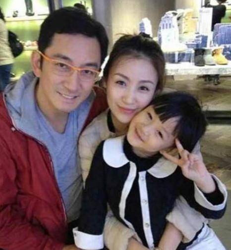 因好玩与小21岁娇妻离婚,哥哥欠赌债被追杀,奶奶赌桌上去世_吴启华