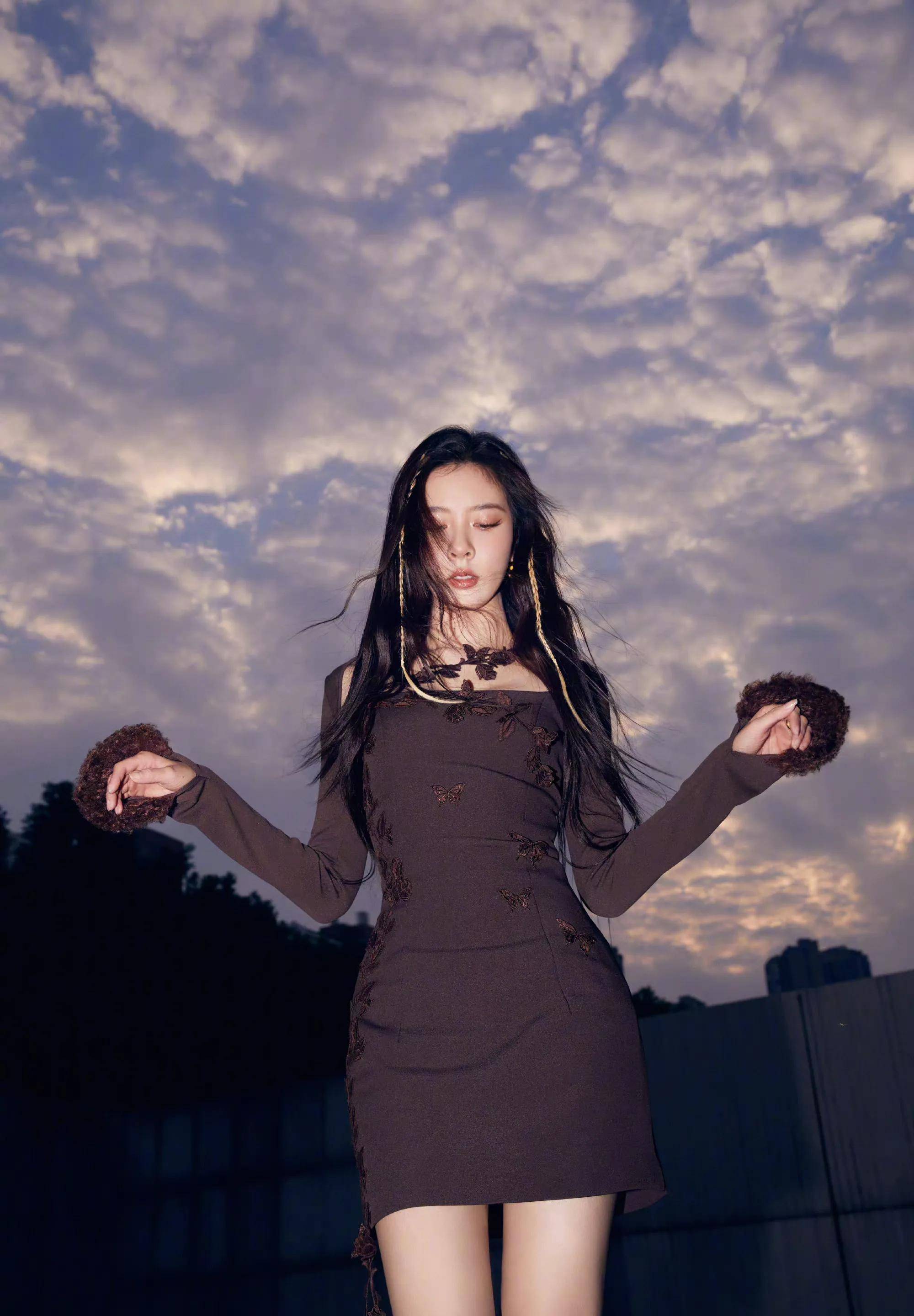 宋妍霏刺绣裙雪地靴造型,穿蝴蝶吊带裙秀好身材,甜辣十足_网络_受伤