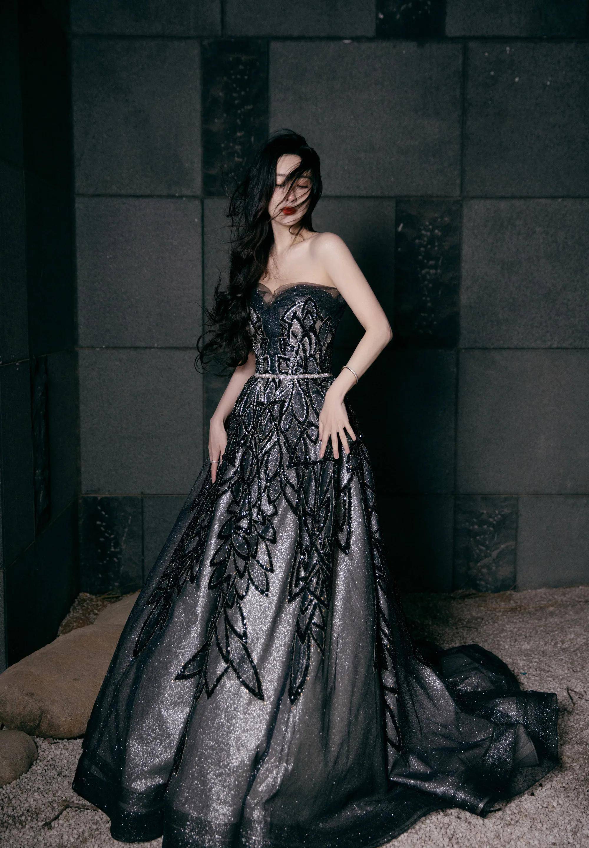 孟子义冰雪黑天鹅造型,穿抹身材流光裙时尚妩媚,灵动优雅_纱裙_黄色