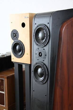 2ht的前方中间声道音箱d3.2c外观采用了与d3.