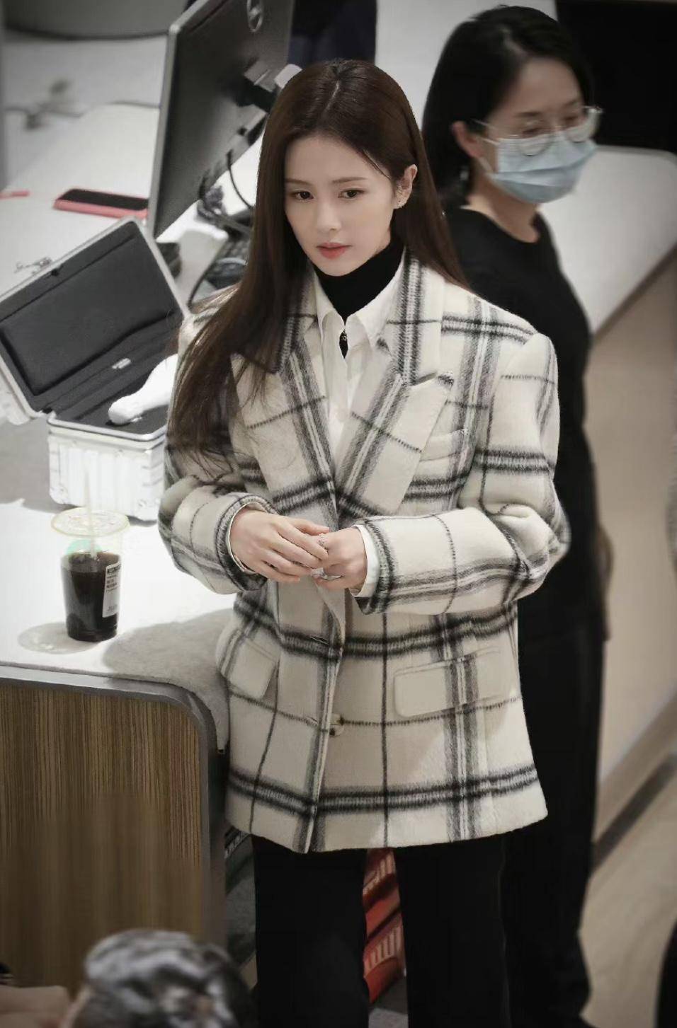 《以爱为营》白鹿职场着装简析,真的有那么粘吗?_白色_衬衫_黑色