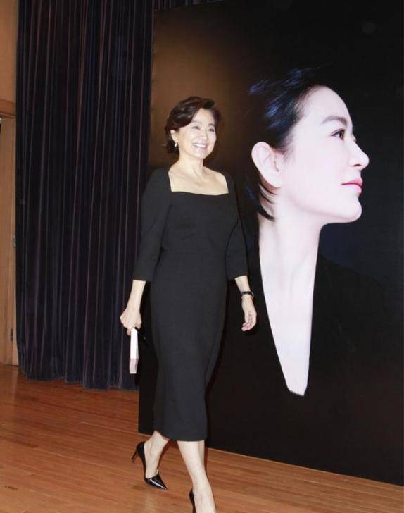 京剧院拍到林青霞,肉感身材穿真丝雪纺衫,满肚子赘肉却挺阔气!