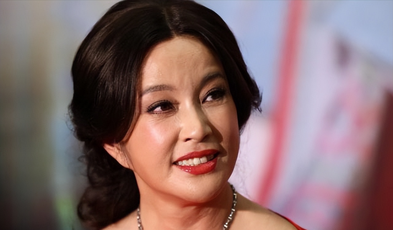 曾经违法漏税,目中无人的刘晓庆,如今开启出镜带货倍受质疑_电影_舞台