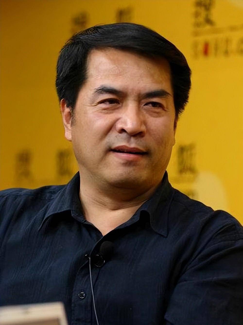 老戏骨廖京生曝近况,娶三婚妻子何晴,结婚至今无子,令人遗憾_婚姻