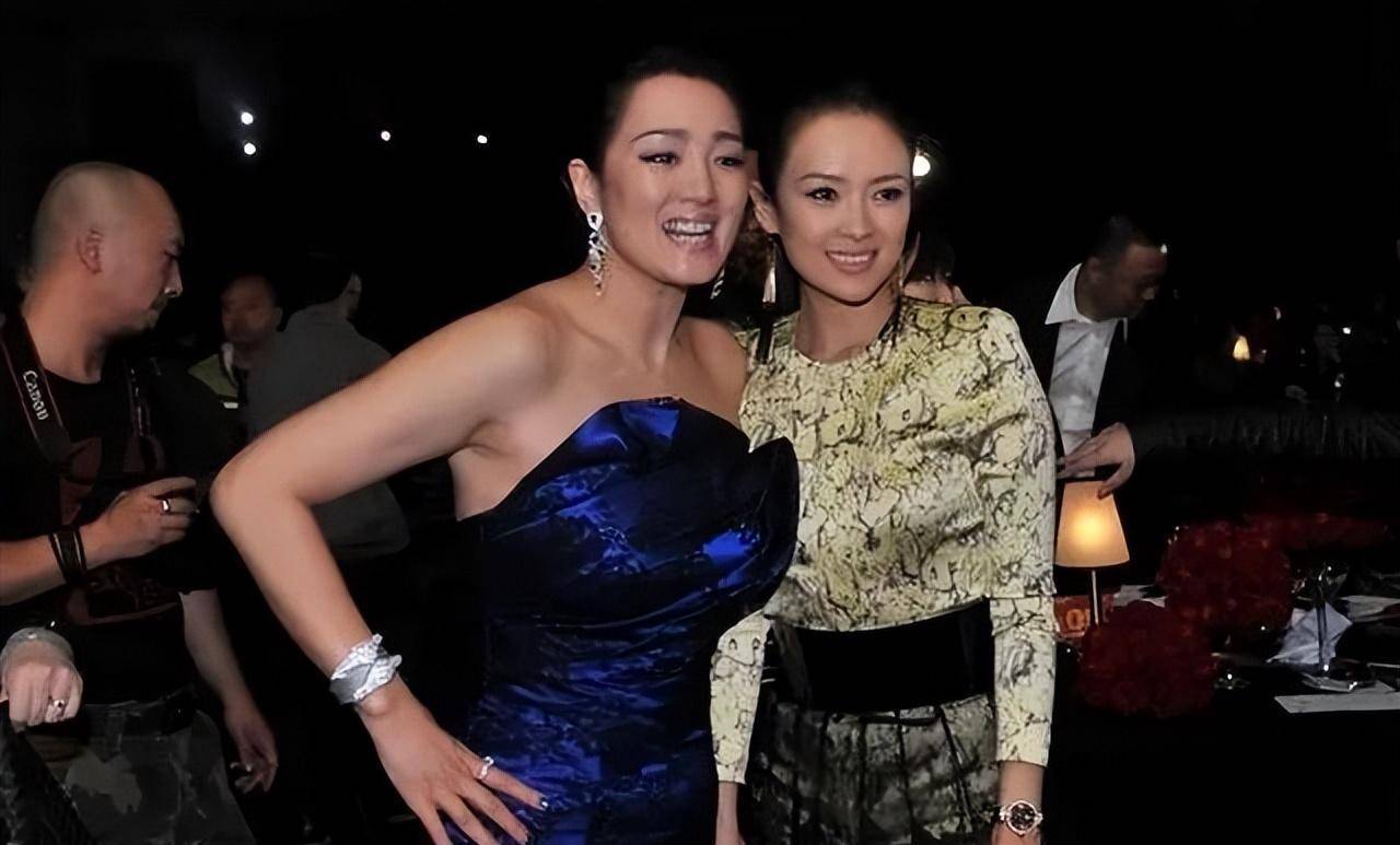 巩俐与章子怡两代谋女郎同框,穿礼服裙气质不相上下,各有各的美