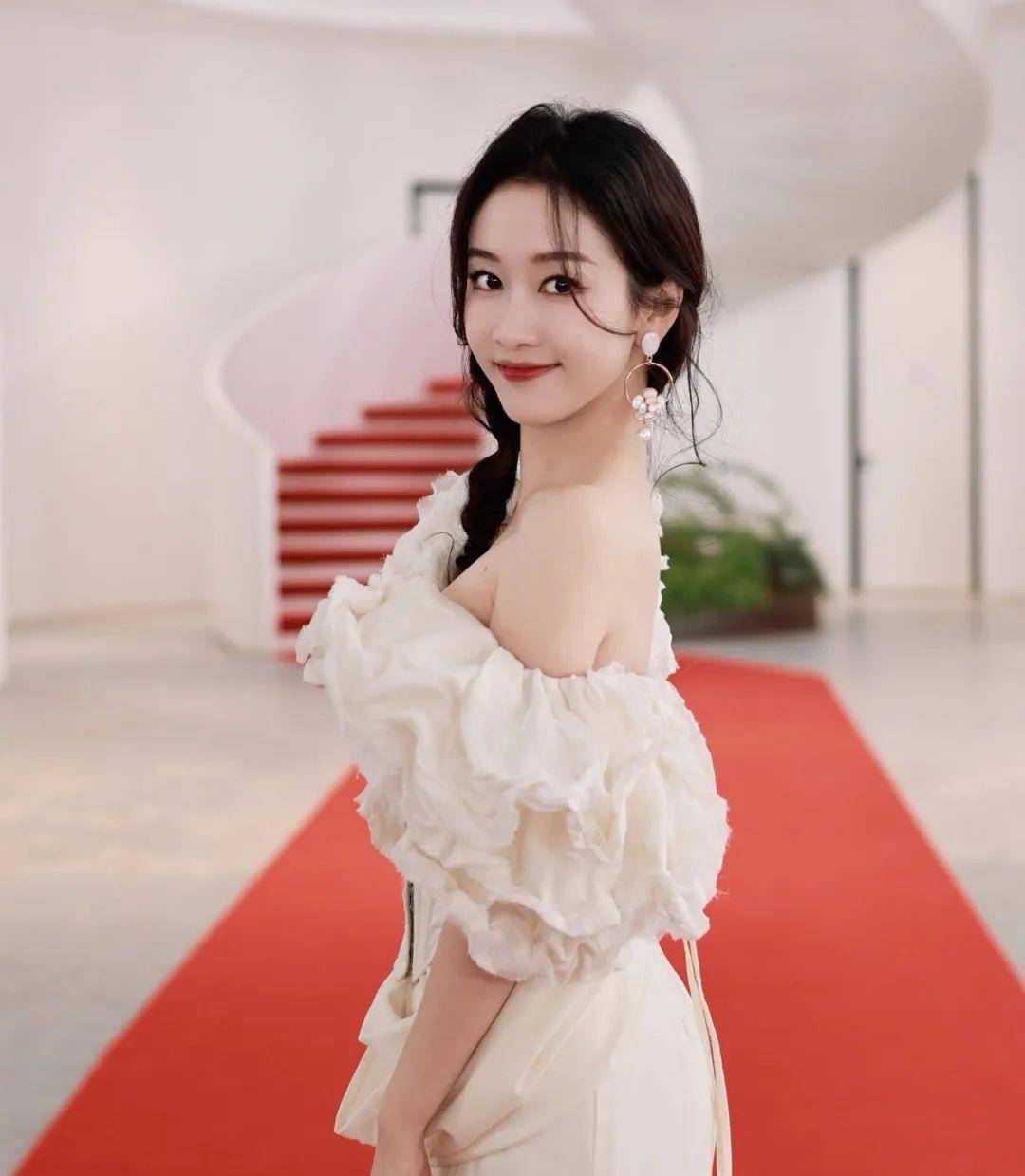 刘美含白色礼服,优美身姿显得更加婀娜多姿,美丽优雅_时尚_服装_风格