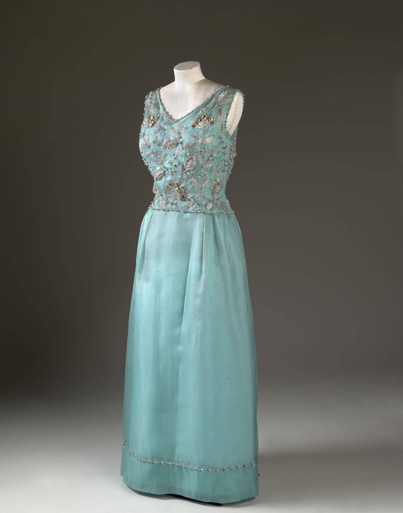 伊丽莎白女王也穿旧衣服,10个长礼服时刻,本色诠释优雅贵气_访问_设计