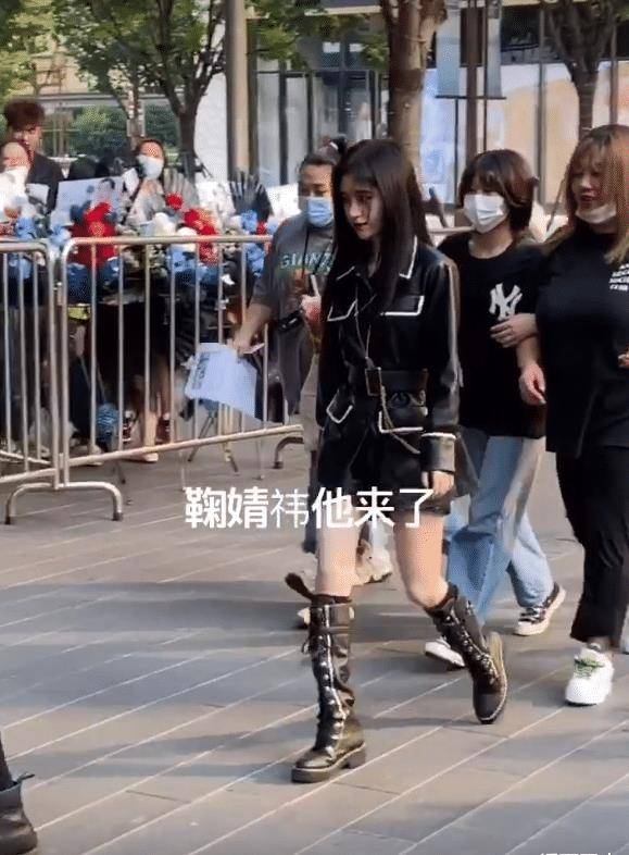 鞠婧祎为啥出席活动老穿靴子?生图不慎暴露,至少能增高12cm!