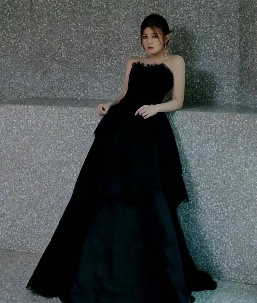 陈妍希转变风格大获成功!黑色礼服展现优雅气质,赢得众人好评