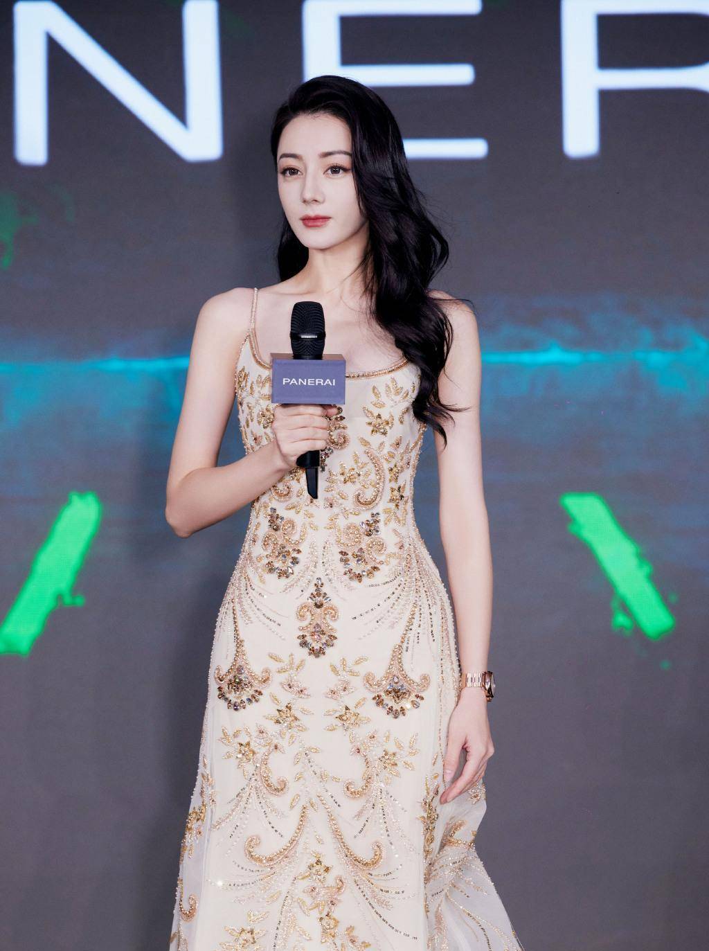 迪丽热巴身材太绝了,浅金色礼服不输"机械姬"造型,美腿吸睛_感觉_脸庞