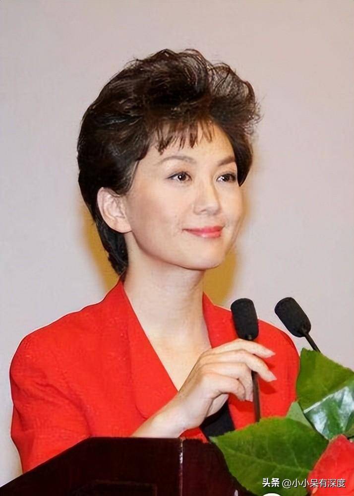 海霞满头白发,网友:怎么老成这样了?和当主播时的她判若两人!