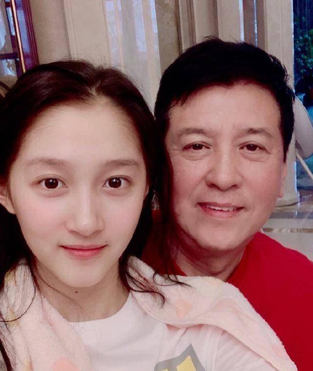 同样在父母这样"言传身教"之下,郑爽和关晓彤差距为什么这么大_爽爸