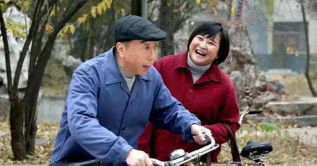 如今39岁的她用她独特的表演方式走出自己的喜剧之路_贾玲_冯巩_贾丹