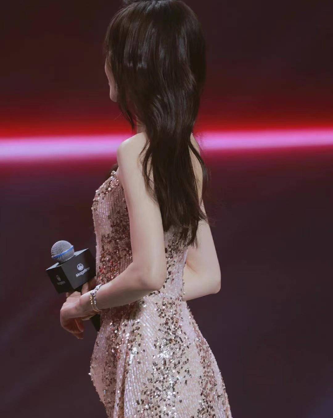 唐嫣新照"央视风"仪态惊艳现场!