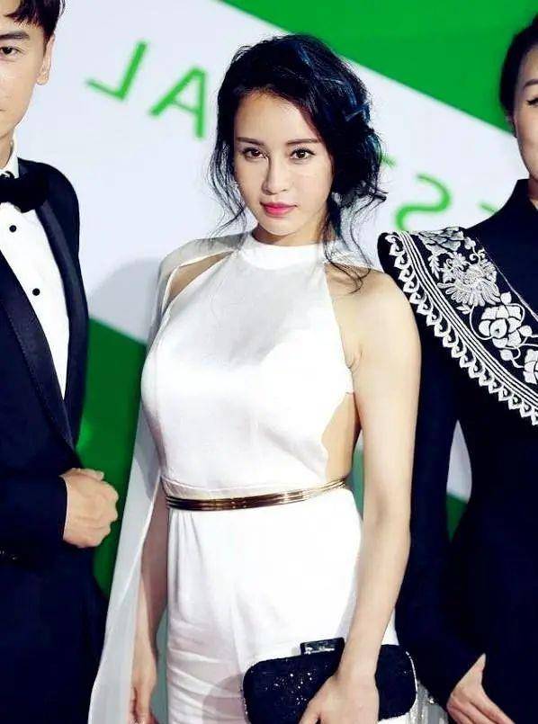成龙徒弟母其弥雅真美,穿白色礼服露一半,小腰太迷人了_衣服_连衣裙