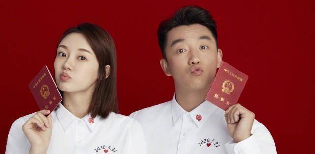 郑恺苗苗结婚一周年,庆祝的方式有点太简单,深夜在牛肉面馆吃拉面