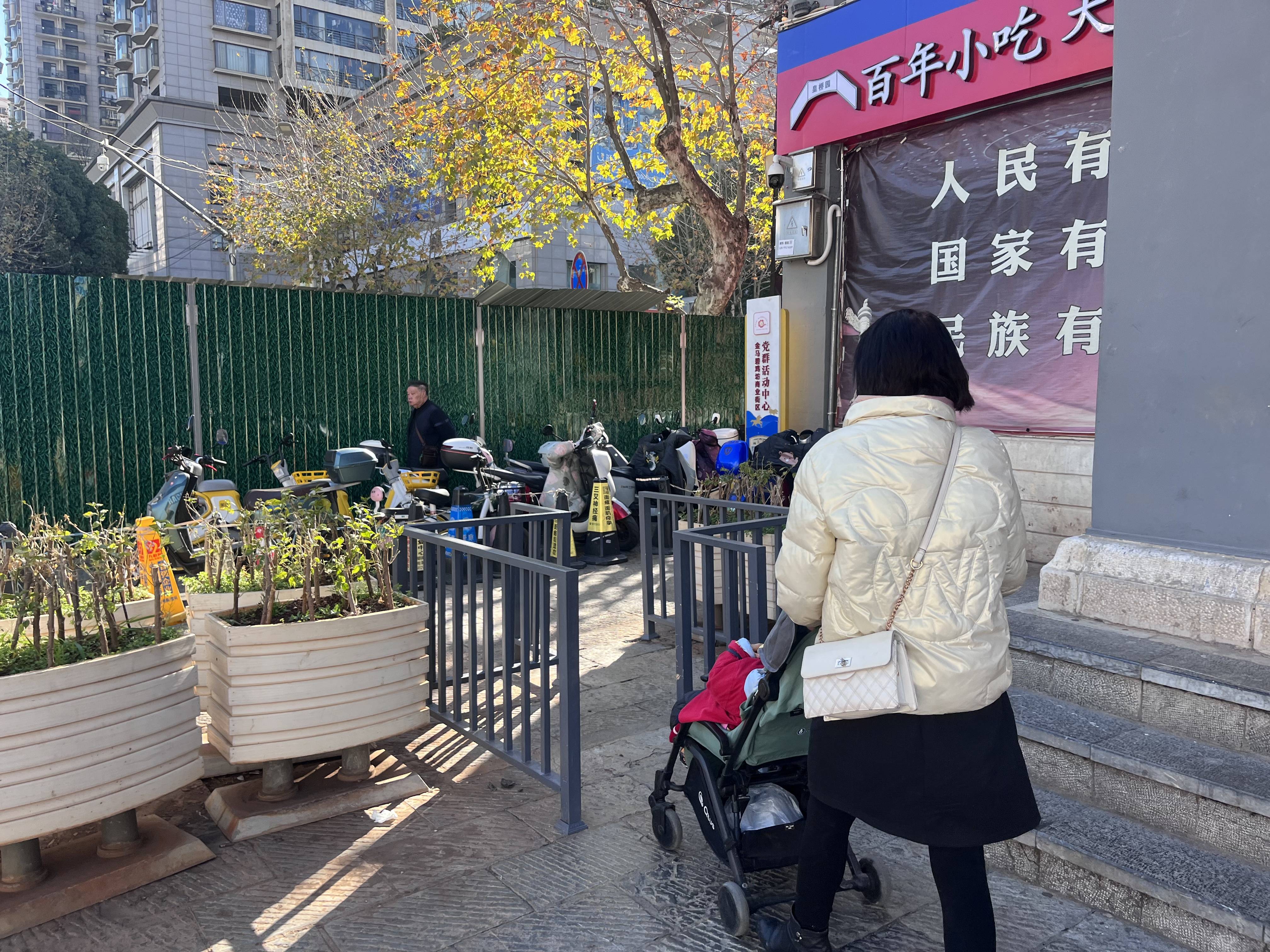 曝光台·追踪|金马坊广场出入口新增无障碍通道 婴儿车.