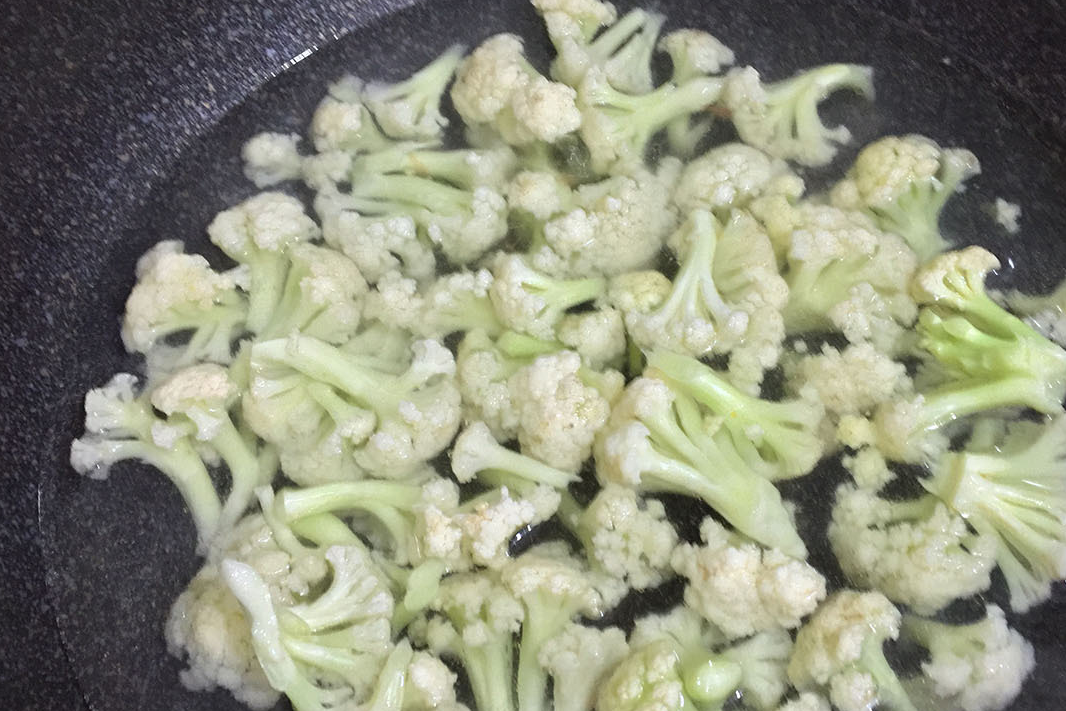 番茄和花菜這個做法最好吃,酸甜脆爽,往鍋裡一炒,好吃又營養_蔬菜