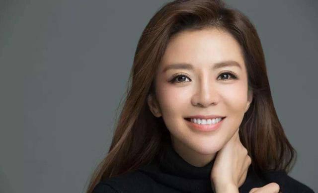 央视主持人朱迅,伺候瘫痪公公,抗癌期间为何母亲成为一生的痛?