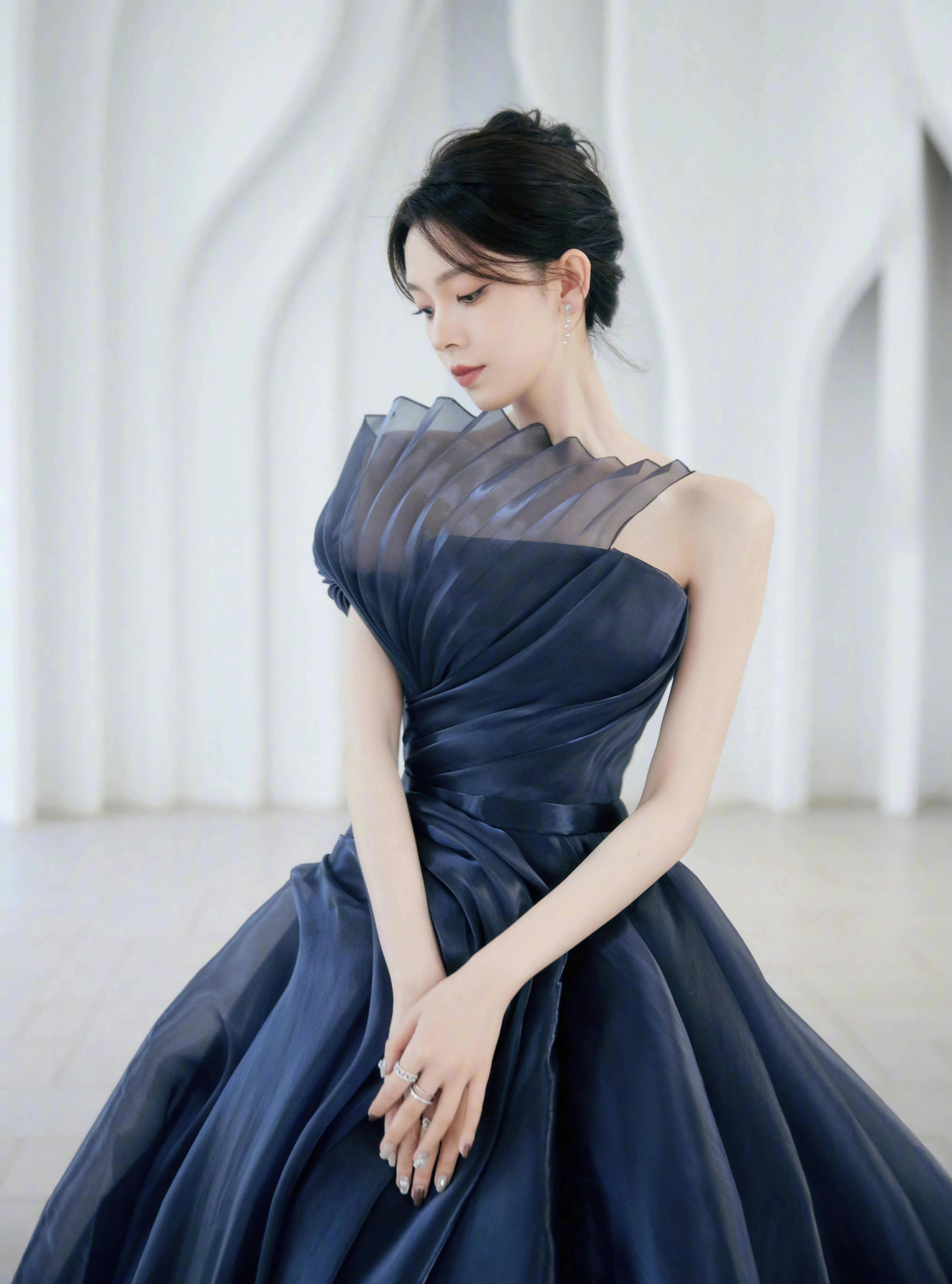陈瑶藏蓝色抹胸礼服裙造型好仙,天鹅颈好优美,整个人在发光