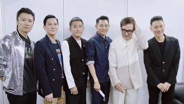 合影中大家并没有看到张家辉的身影,可他本人却与成龙,刘德华,梁朝伟