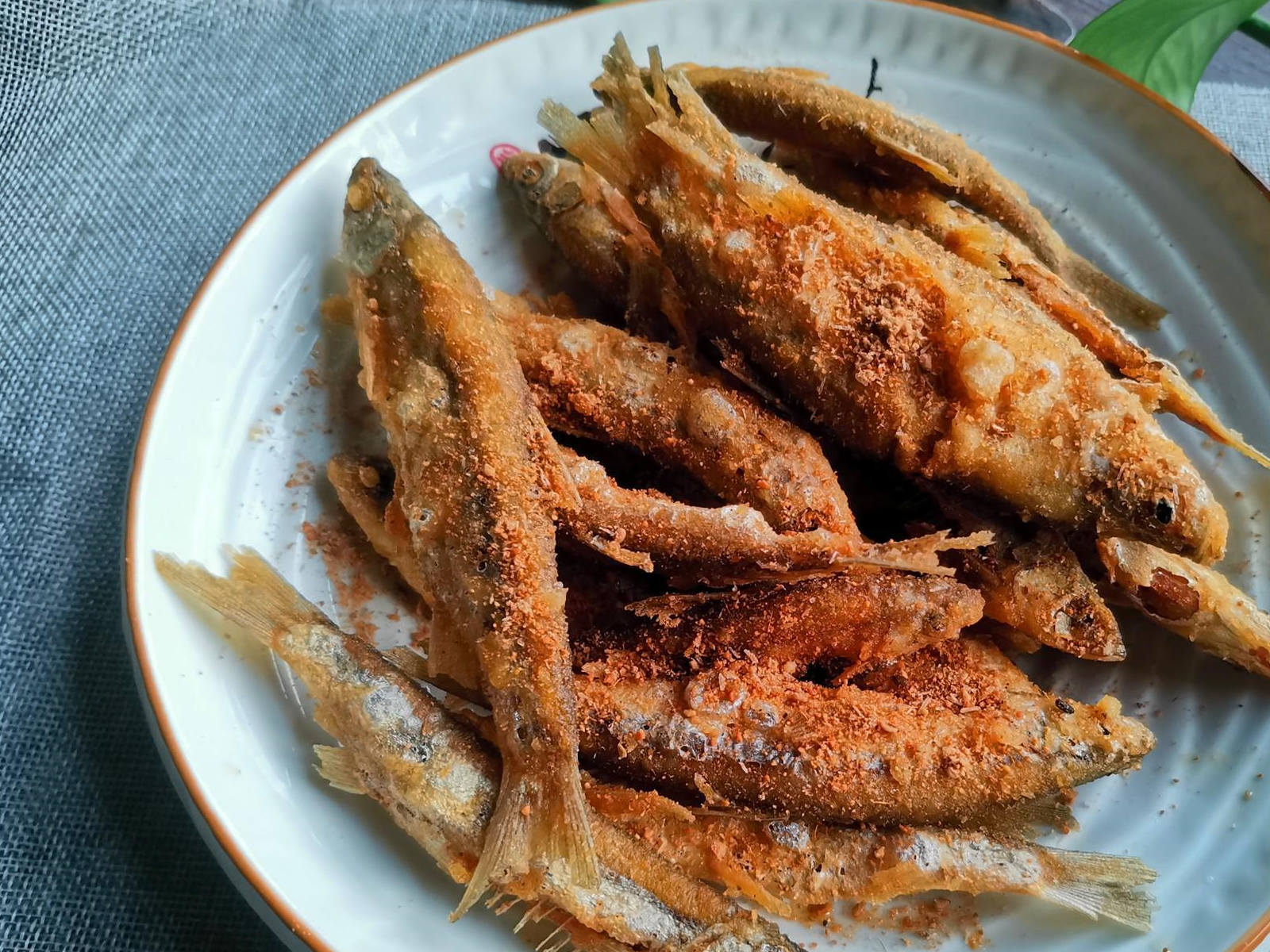 教你炸魚的小技巧,吃著鮮香酥脆,魚骨都能吃,太香了_小魚_做法_料酒