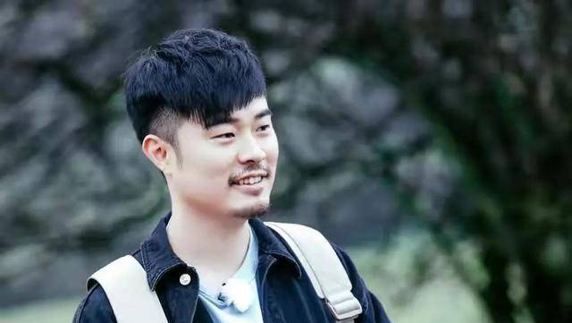 陈赫火锅店陷风波,老婆打卡火锅店做宣传,37岁张子萱神态似少女_孩子