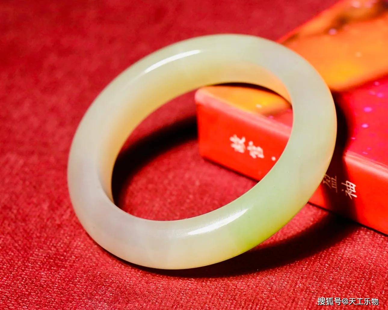 但闪青籽料也是油性和细度最好的和田玉,滋滋冒油的质感,上手一盘就能