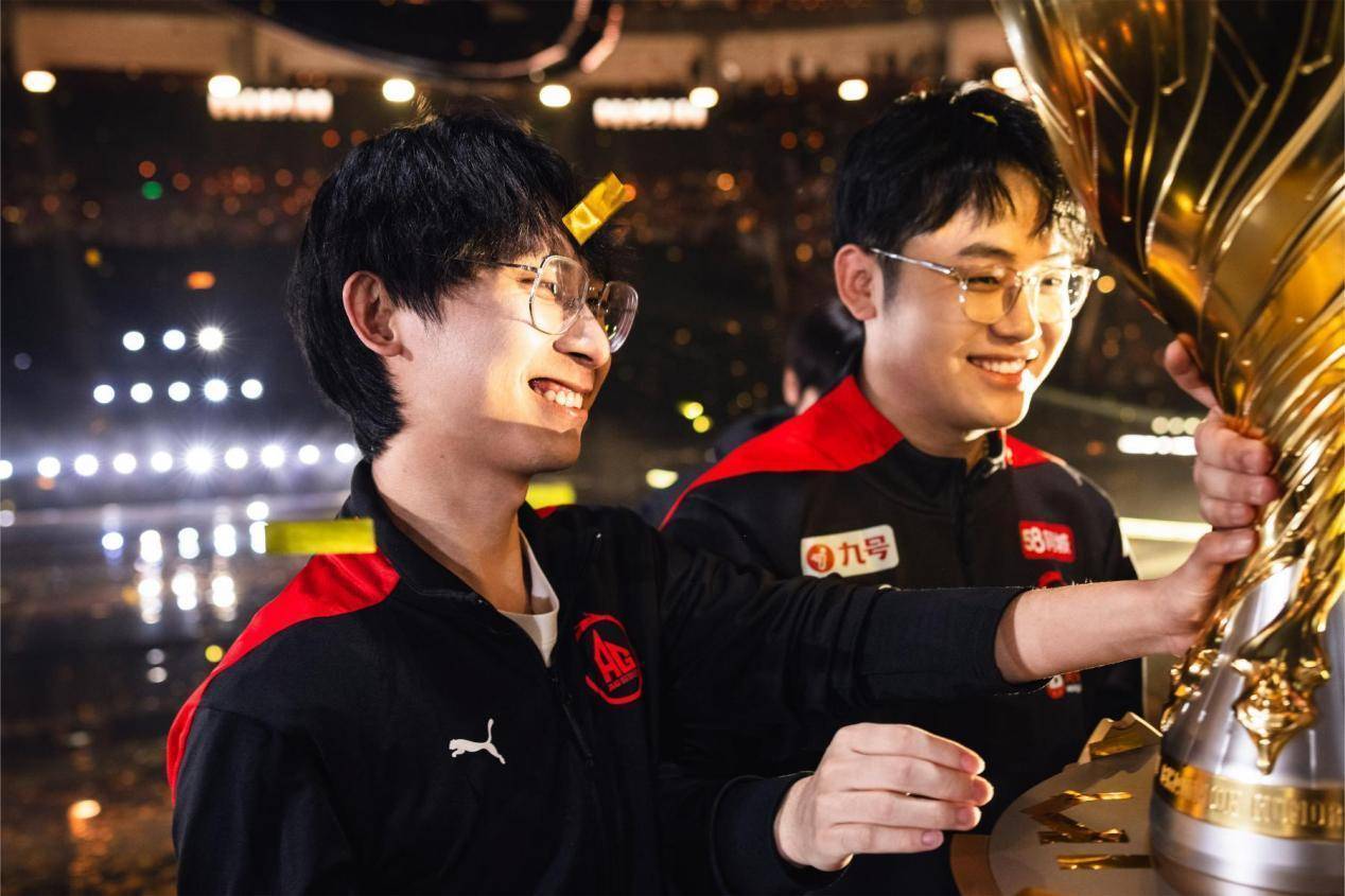 ag梦泪捧起金凤凰杯,网友总结梦泪影响力,没有他有没有现在kpl与ag_出