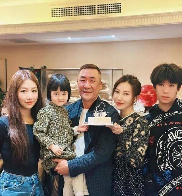 章子怡嫂子晒照,庆祝结婚18周年,一家五口甜蜜亮相,嫂子颜值高_殷旭