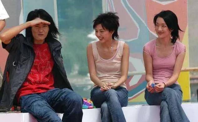 突然之间,贾宏声注意到朴树脖子上挂着的一串项链,很像是自己送给周迅
