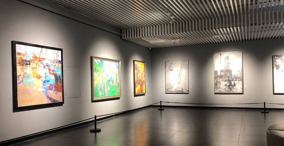 展厅建设 一文看懂油画展厅落地建设_作品_画作_参观者
