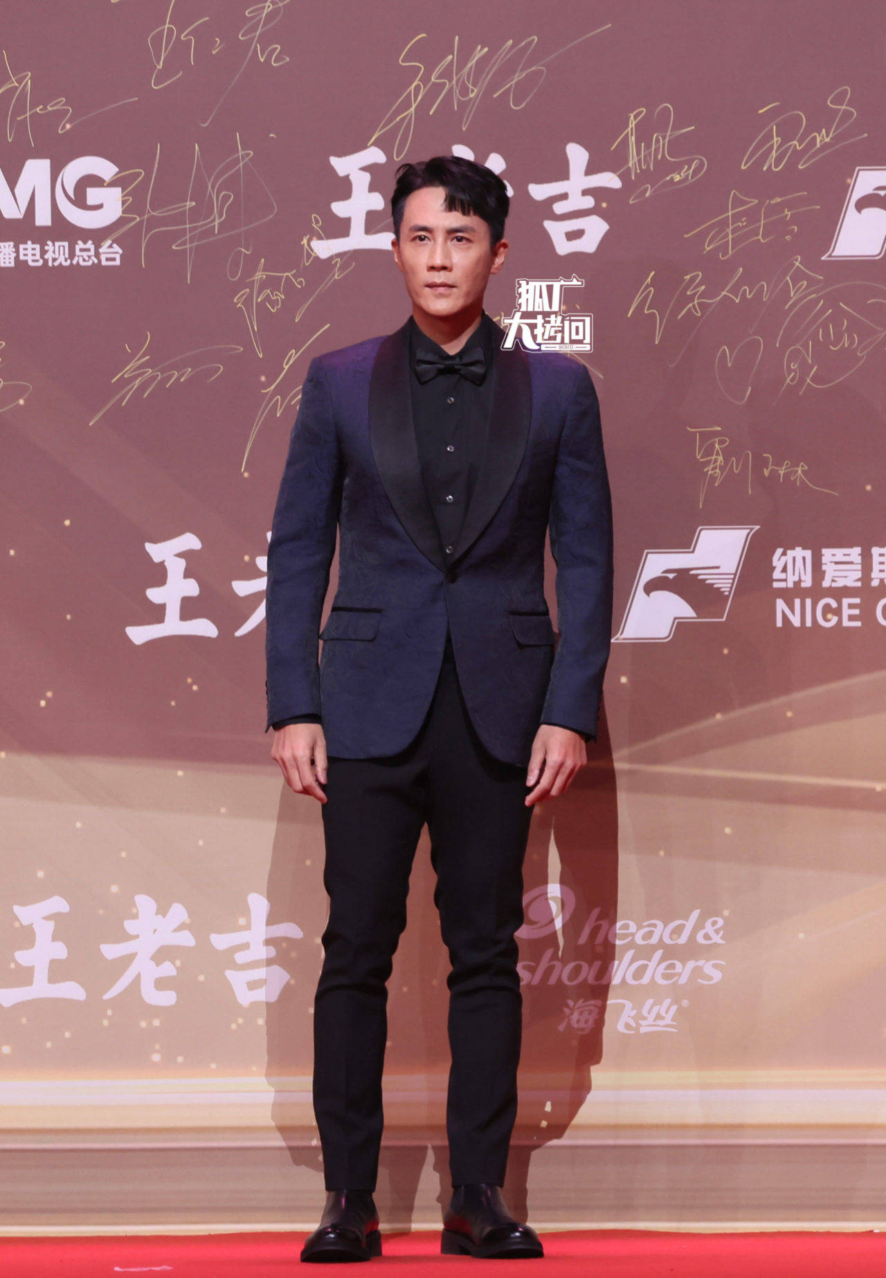 曹骏比穿高跟鞋的郭晓婷只稍微高一点,这身高在男演员里太吃亏