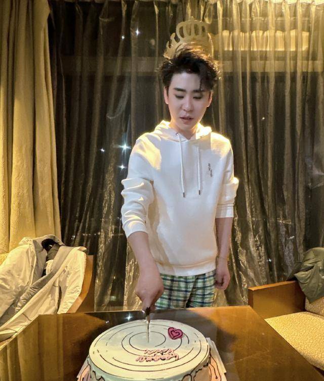 德云社张云雷生日照曝光,蛋糕上的许愿引发暖心留言!