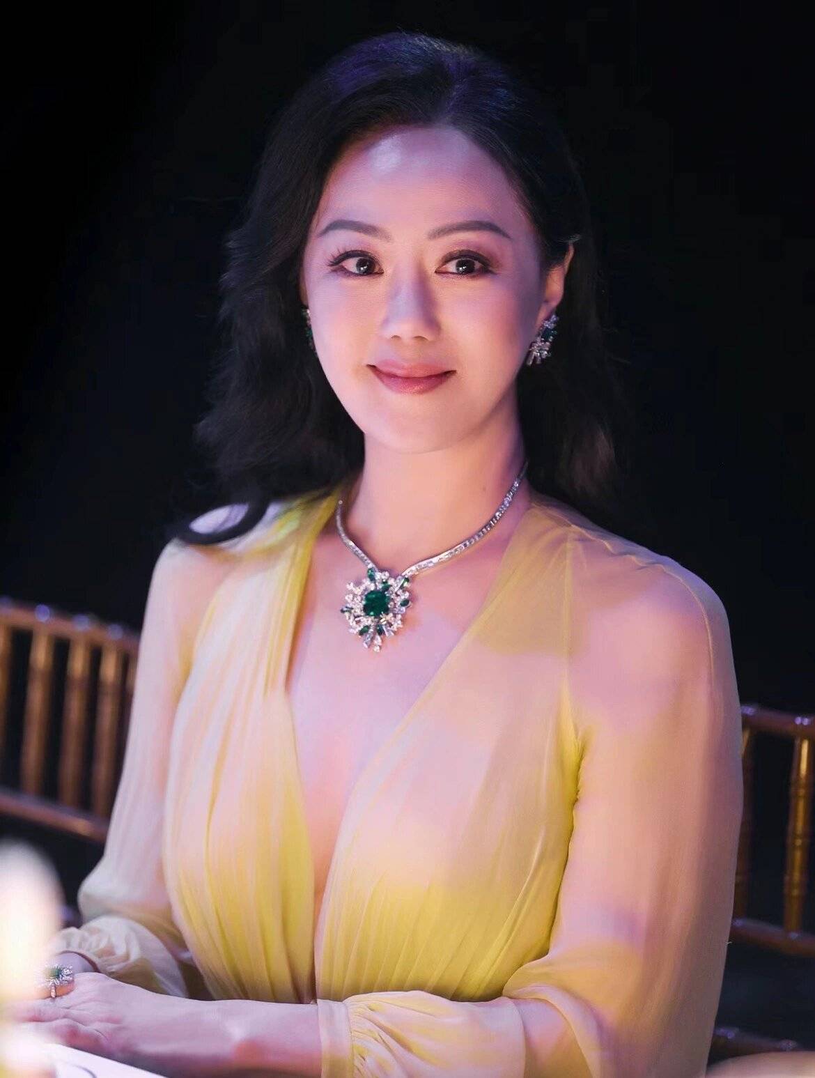 60岁章小蕙带火了一种显贵穿法:开衫 半身裙,微胖圆脸真显年轻