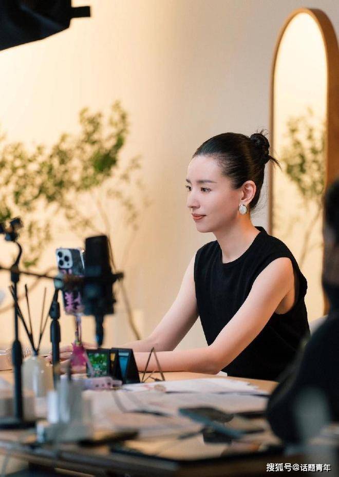 孙俪生图翻车后,43岁董洁新写真撞脸"老年版赫本"!_网友_状态_女明星