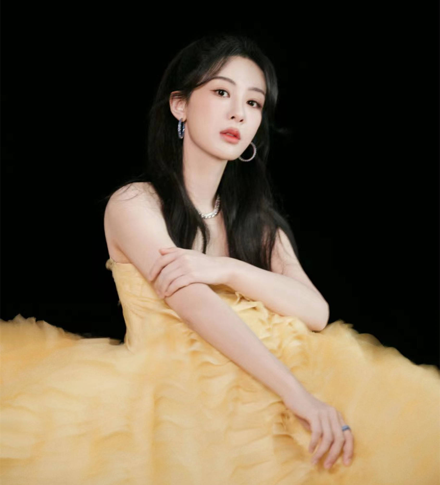 微博之夜肖战真空娜扎选美?杨紫穿紫《繁花》剧组又美又飒