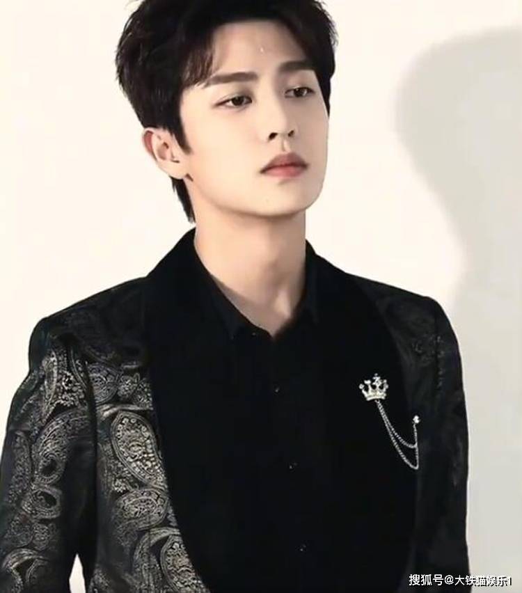 09,鹿单东鹿单东是一位在短剧行业深耕的年轻演员,今年26岁的他已经