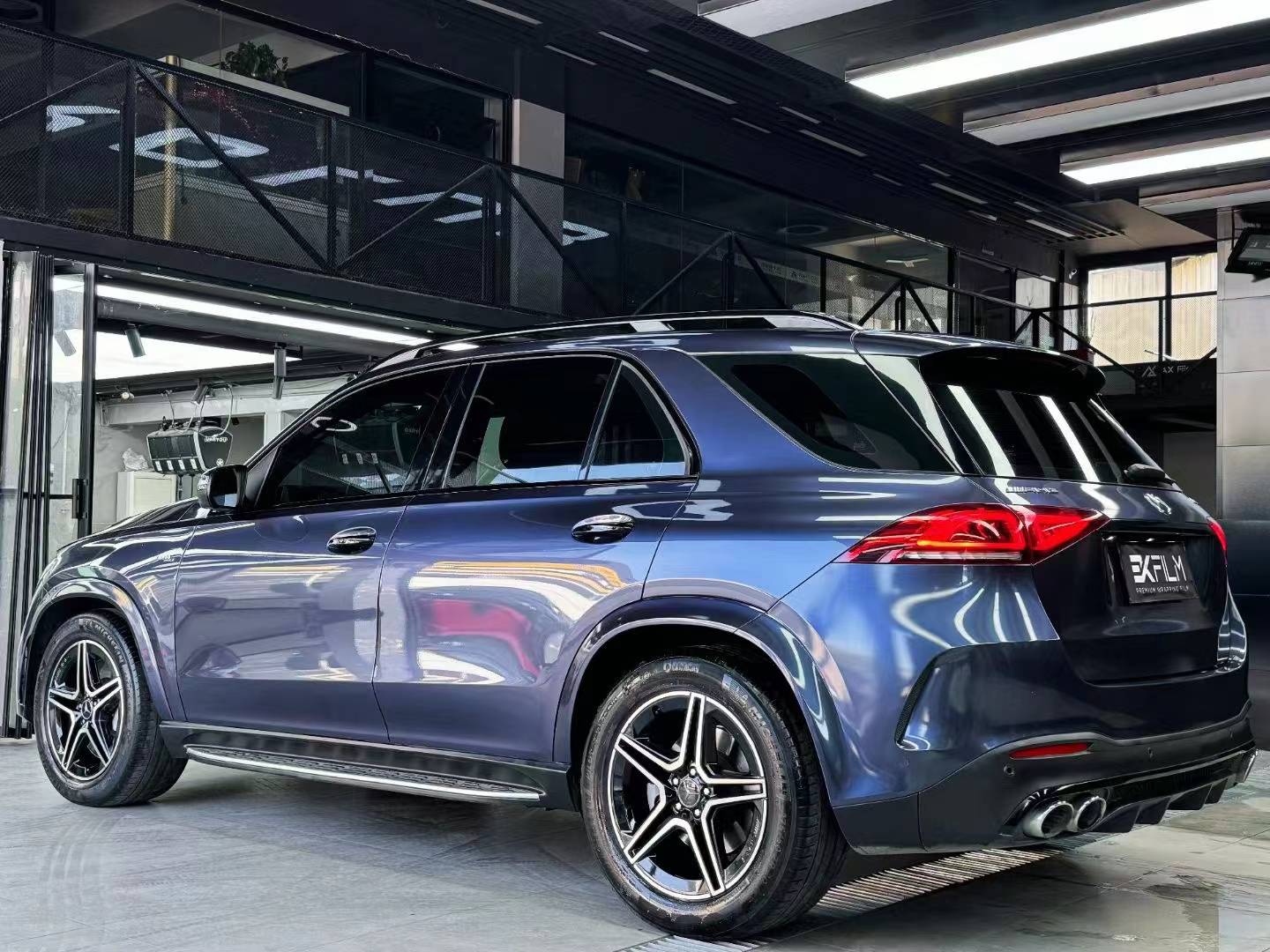 奔驰gle53-ek改色膜碳灰蓝,隐约间泛出神秘的黑