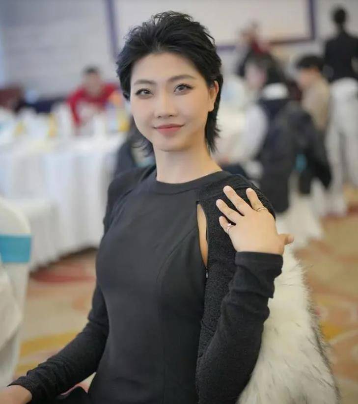 抵达山东,袁心玥御姐,媛媛贵气,王云蕗炫富,李盈莹梦洁太意外_黑色