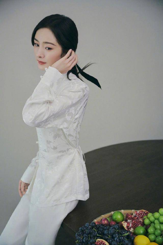 杨幂又带火一种穿搭:"新国风",优雅又高级,过年穿太洋气了_传统_服饰