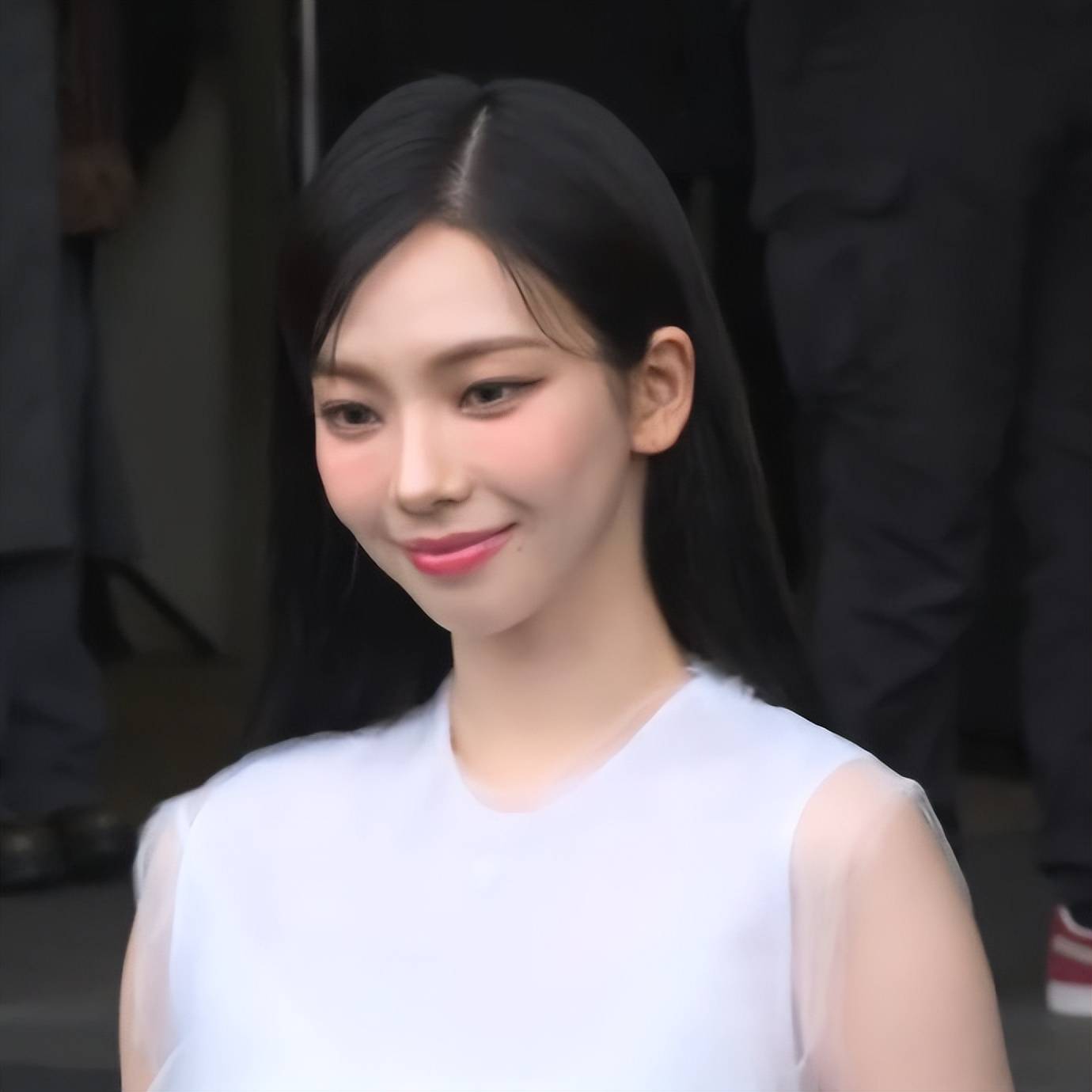 karina参加时尚活动,一身白色裙子又美又仙,还和李宰旭坐在一起_李现