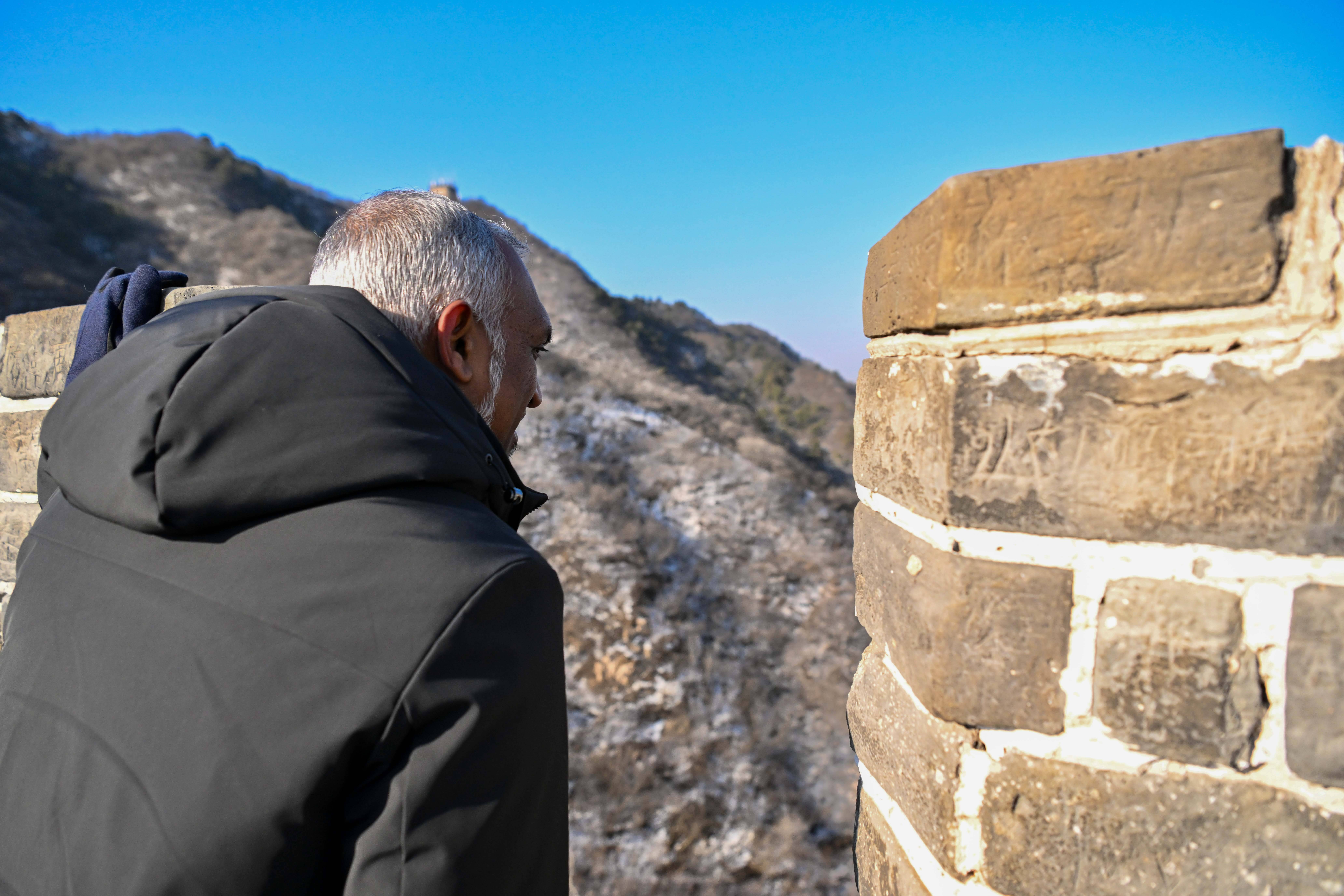 穿着白色羽绒服的马尔代夫第一夫人,将传统风格和现代风格结合起来了