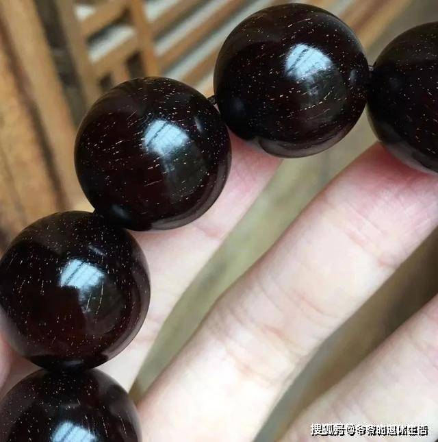 黑色的小叶紫檀手串一般都是包浆的.或是时间存放久了,被养化的结果.
