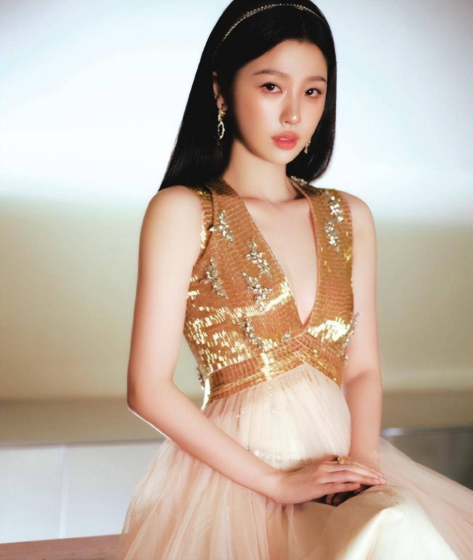 北京这一夜,内娱女星姿态万千,唐嫣水蛇腰,杨幂如女王