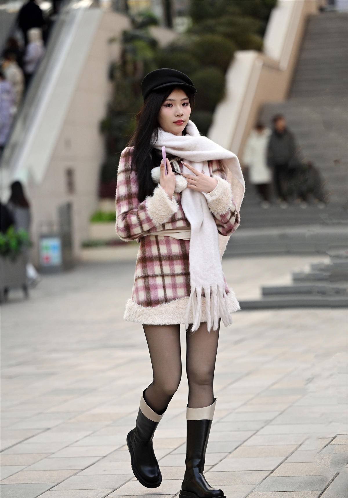 鞋跟比较高,5厘米左右,将她的身材衬托的更加完美,脚上的黑色丝袜