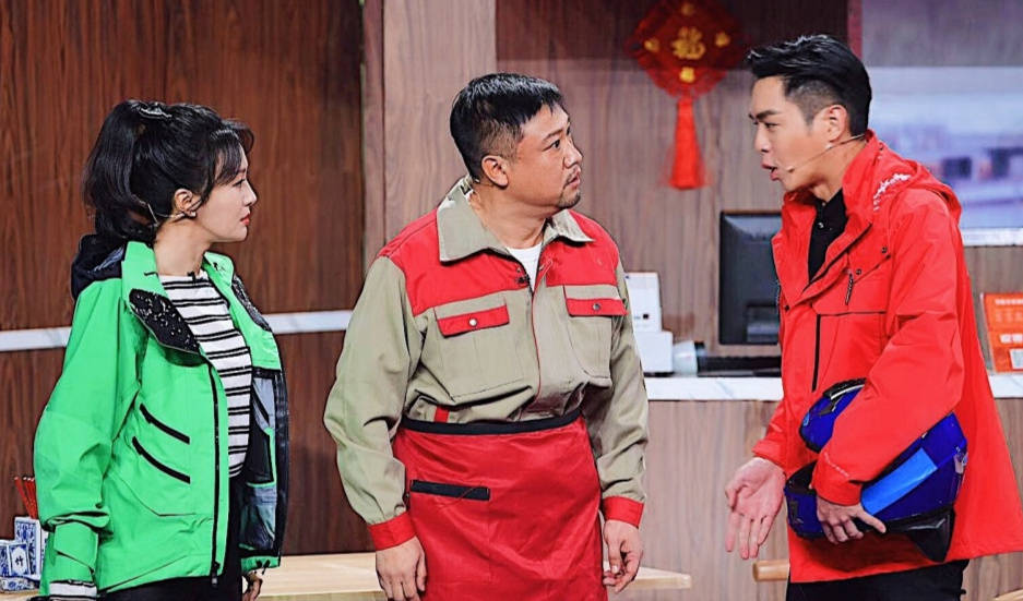 和贾冰一同现身彩排的既不是潘长江,蔡明,也不是沙溢,张若昀,而是