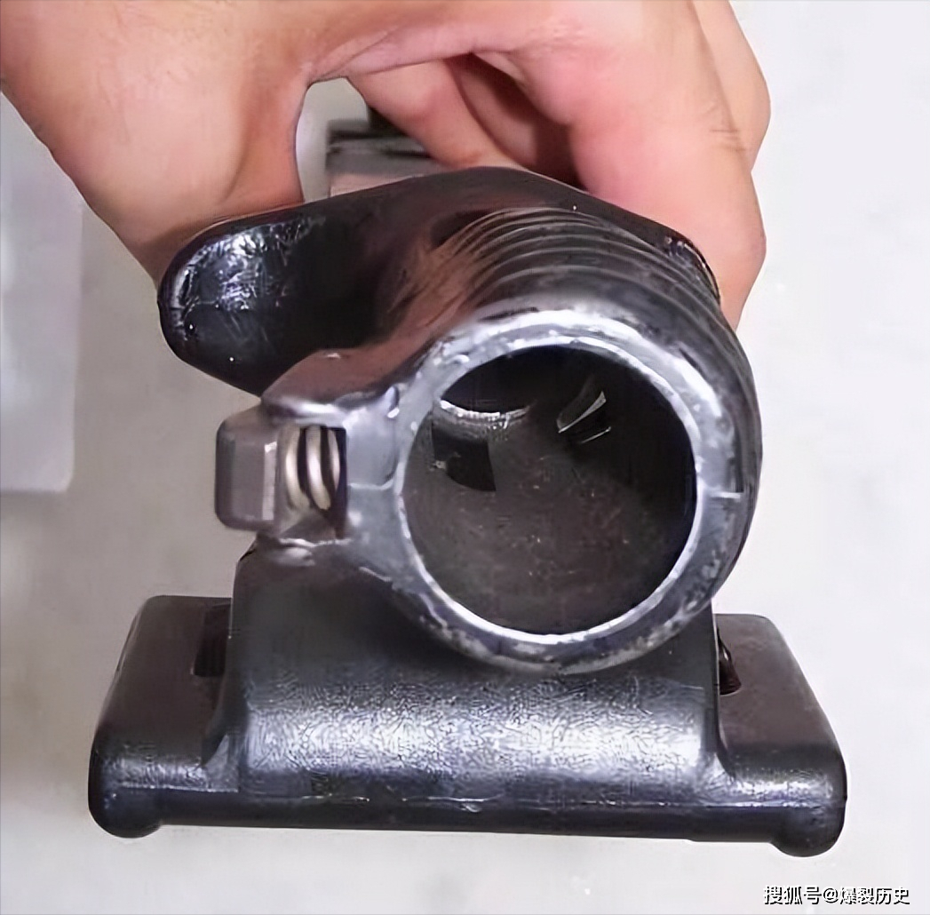 英格兰的奇葩战刀:l85a1 步枪刺刀,外观特立独行脑洞大开的神作_刀柄