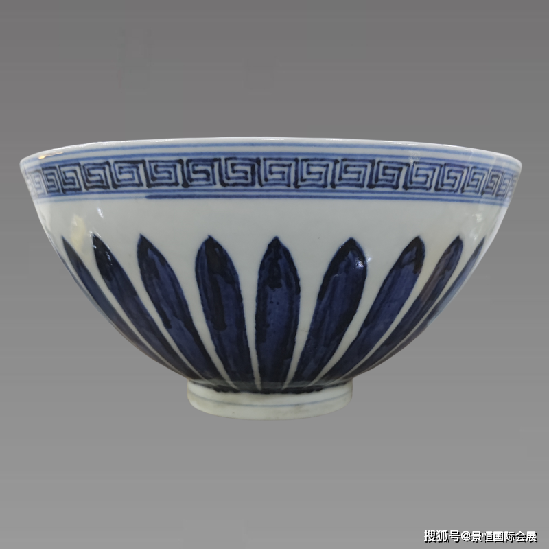 宣德年间流行的碗式之一：“大明宣德年制”款青花缠枝花果菊瓣纹鸡心碗_