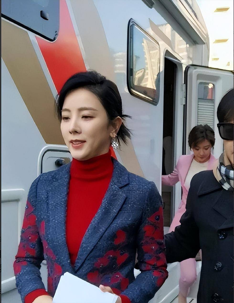 央视主持人的新挑战:离开舞台后的重新出发_发展_李思思_张蕾